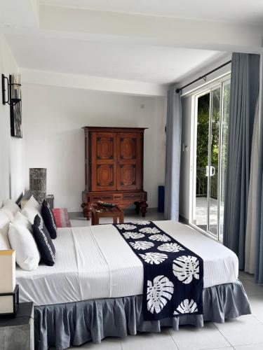 a bedroom with a large bed and a window at Selyna Sky Terrace in Kandy