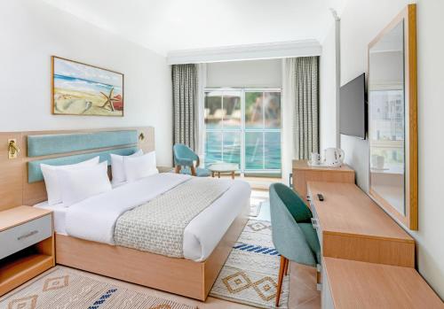 Postel nebo postele na pokoji v ubytování Azur One Eleven Hotel Alamein