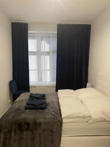 ブジェクにあるApartament 11 Wolnościの黒いカーテン付きのベッドルームのベッド1台