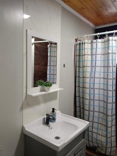a bathroom with a sink and a mirror at Alto mirador el Quisco in El Quisco
