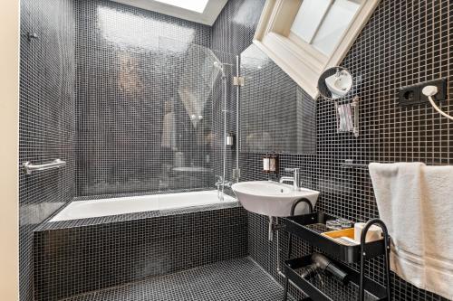 a bathroom with a shower tub and a sink at Casa dos Lóios by Shiadu in Porto