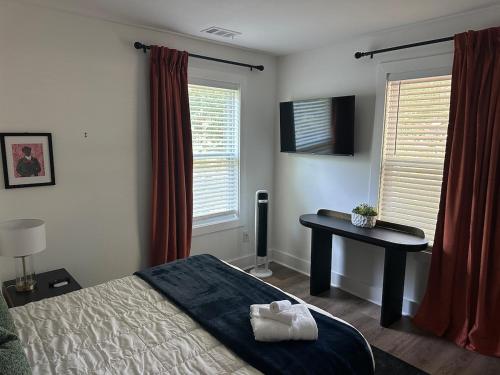 Postel nebo postele na pokoji v ubytování Luxury 4BR 4BA w In-law suite & Firepit Lounge