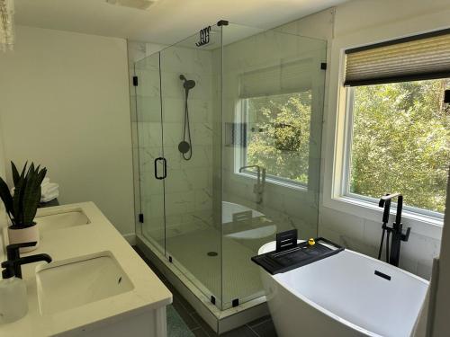 Koupelna v ubytování Luxury 4BR 4BA w In-law suite & Firepit Lounge