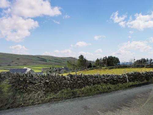 un mur de pierre au bord d'une route dans l'établissement Ty Capel Cottage, à Betws-y-coed