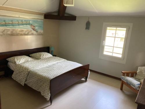 a bedroom with a bed and a window at La Landaise avec jardin de 1 à 4 personnes in Lit-et-Mixe