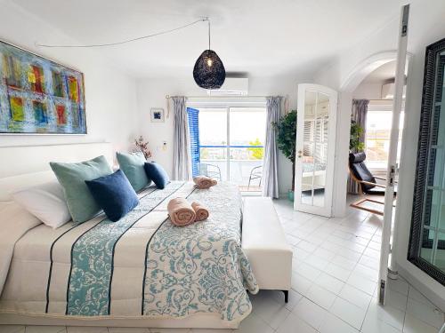 una camera da letto con un letto con un orsacchiotto sopra di Stunning Sunrise & Sunset Rooftop Condo by BeCherish ad Albufeira
