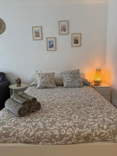 a bed in a bedroom with two night stands and two lamps at Verano ETERNO en Mallorca - Alcudia! in Alcudia