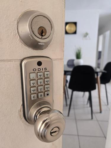 a close up of a door with a remote control at Excelente ubicacion Departamento 2 dormitorios in Rancagua