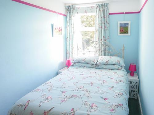 Katil atau katil-katil dalam bilik di Ferndene Cottage