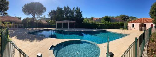 a swimming pool in a yard with a fence at Maison de vacances, jacuzzi privé, piscine in Forcalqueiret