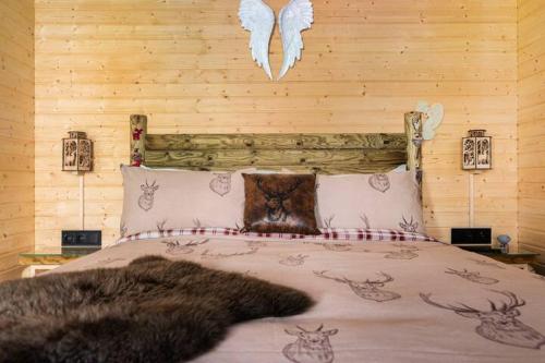 Un dormitorio con una cama con cabeza de lobo. en Angels Cabin, en San Bartolomé