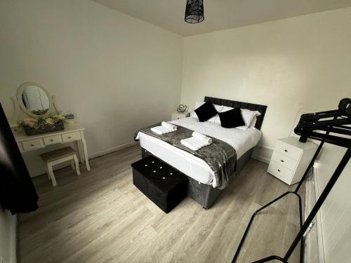 Ένα ή περισσότερα κρεβάτια σε δωμάτιο στο 2 room newly furnished flat in Birmingham city centre, free parking !