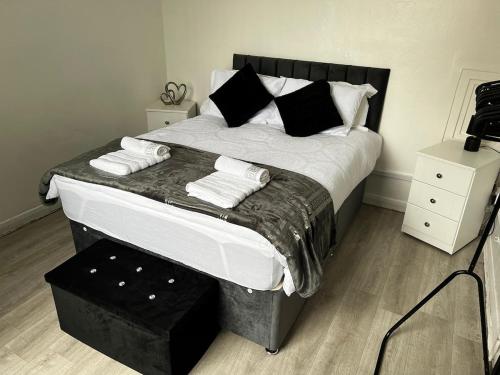 Ένα ή περισσότερα κρεβάτια σε δωμάτιο στο 2 room newly furnished flat in Birmingham city centre, free parking !