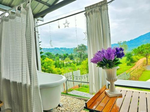 Pemandangan gunung umum atau pemandangan gunung yang diambil dari resort