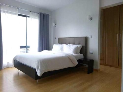 Giường trong phòng chung tại Kahawa Tranquil Apartment