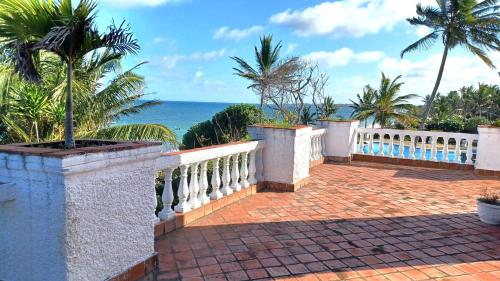 une maison avec vue sur l'océan dans l'établissement Beachfront Villa, Bofa Rd Kilifi, à Kilifi