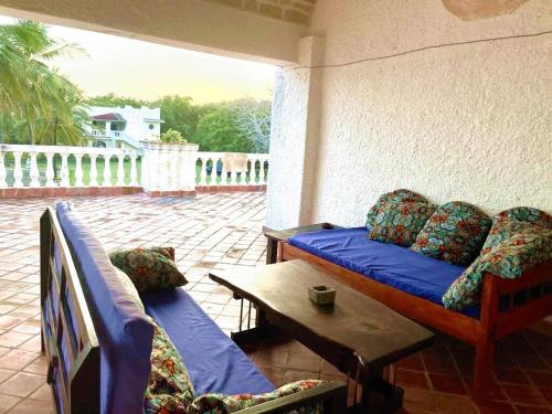un porche avec un canapé et une table sur un patio dans l'établissement Beachfront Villa, Bofa Rd Kilifi, à Kilifi