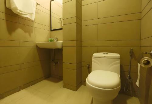 a bathroom with a toilet and a sink at Hotel Aeroporto Near Delhi International Airport in New Delhi