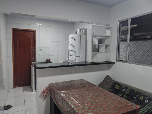 Casa na Praia في برايا جراندي: مطبخ مع سطح عمل وثلاجة