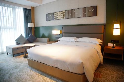 Ένα ή περισσότερα κρεβάτια σε δωμάτιο στο DoubleTree By Hilton Ya'An