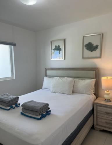 una camera da letto con un letto con due asciugamani sopra di Enjoy & Relax - Beach & Pool a Grote Berg