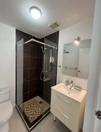 un bagno con doccia, lavandino e WC di Enjoy & Relax - Beach & Pool a Grote Berg