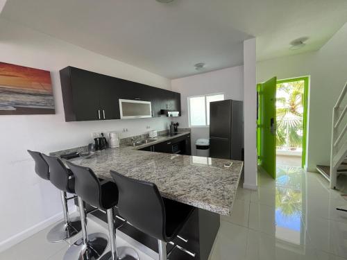 Una cocina con encimera y algunos colores negro y verde. en Enjoy & Relax - Beach & Pool, en Grote Berg