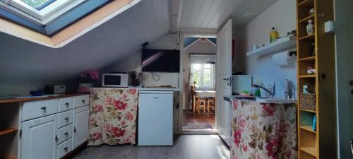 a kitchen with white cabinets and a window at Øya husrom-enkeltsenger-kjøkken-bad in Sarpsborg