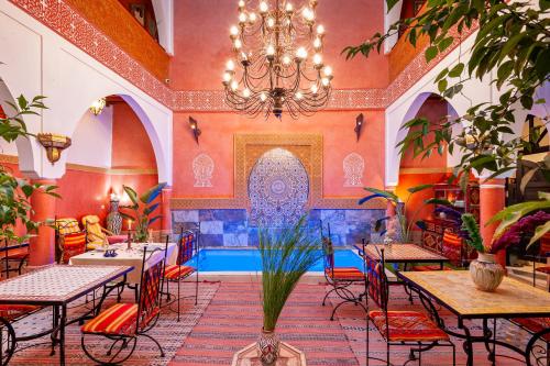 Ein Restaurant oder anderes Speiselokal in der Unterkunft Riad Losra 