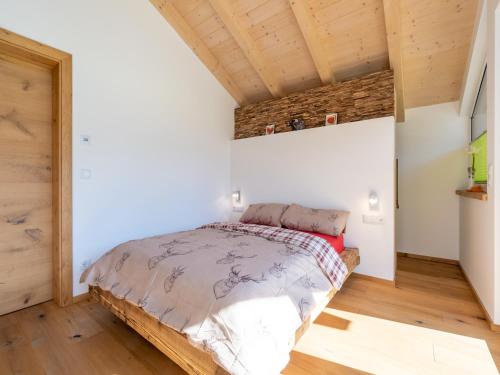 Un ou plusieurs lits dans un hébergement de l'établissement Chalet in Neukirchen by Wildkogel Ski Slopes