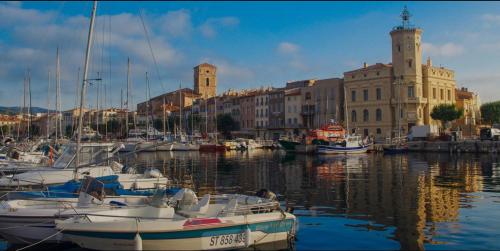 Un grupo de barcos atracados en un puerto con edificios. en Séjour cosy avec vue mer, Clim et Netflix, en La Ciotat