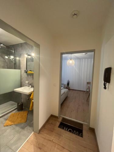 Bilik mandi di Modernes Studio mit Terrasse - Bad Griesbach