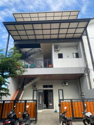 Bangunan di mana terletaknya rumah tamu ini