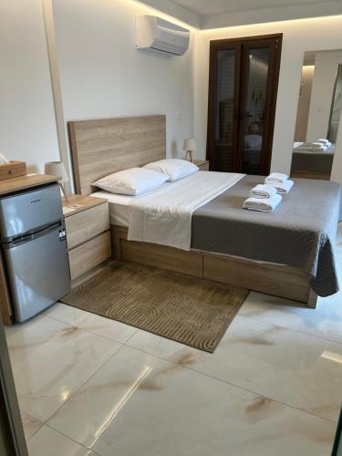 Postel nebo postele na pokoji v ubytování Unique Penthouse with Mytilene View - Port Apartments