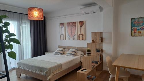 ein Schlafzimmer mit Bett und Tisch und ein Esszimmer in der Unterkunft Studio Cervantes - 100m Beach & City Center in Fuengirola