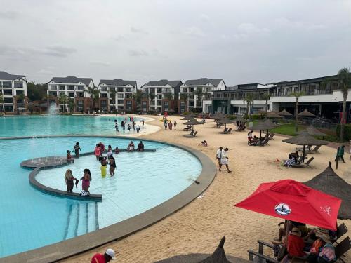 Bazén v ubytování The Blyde - Stay Iconic 2 bed Apartment nebo v jeho okolí