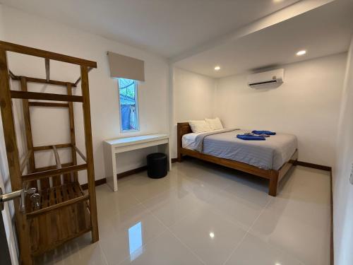 Katil atau katil-katil dalam bilik di Cheeva Home Koh Phangan