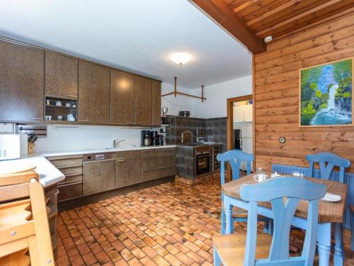 Kuchyň nebo kuchyňský kout v ubytování Chalet in Neukirchen near Ski Wildkogel