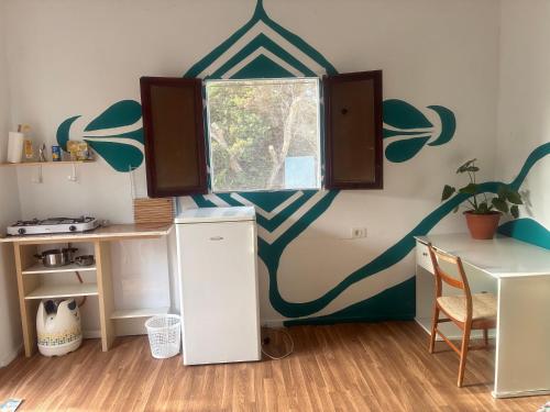 a room with a table and a desk with a window at The Good Vibes Home in Hoya de Pineda
