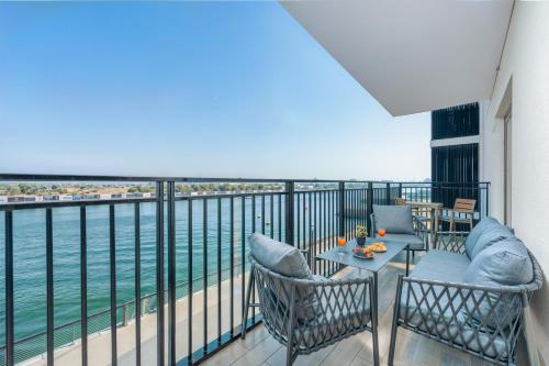 Ein Balkon oder eine Terrasse in der Unterkunft Desert Key - Perfectly Located Yas Island Premier Apts