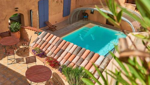 an overhead view of a swimming pool with tables and chairs at Les Arcades Le Lion D'or in Buis-les-Baronnies