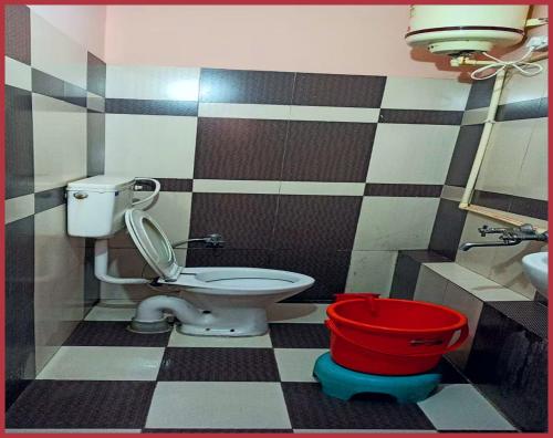 Koupelna v ubytování Hotel J-Jagati- Niwas Mall Road & Naini Lake - Hygiene and Spacious Room Free Wifi -Room Service - Best Hotel In nainital