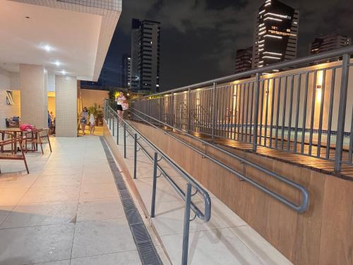 un balcon la nuit avec vue sur la ville dans l'établissement Altos do umarizal, à Belém