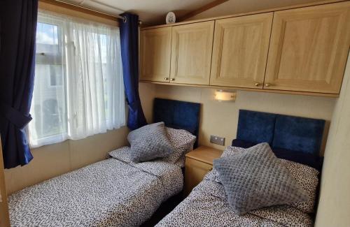 Ένα ή περισσότερα κρεβάτια σε δωμάτιο στο MOLLIES DEN 6 Berth 2 Bedrooms Waterside Leisure Park Ingoldmells