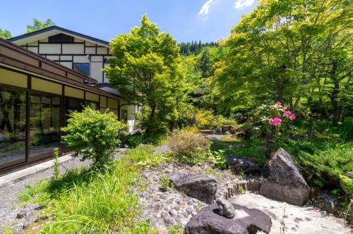 a garden in front of a building at Yaki no Yu - Vacation STAY 29804v in Takayama