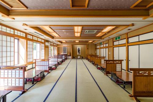 an empty classroom with rows of desks and windows at Yaki no Yu - Vacation STAY 29804v in Takayama