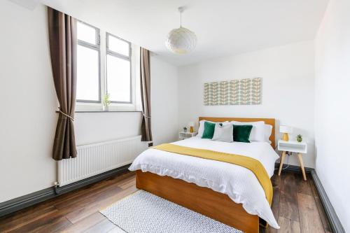 Postel nebo postele na pokoji v ubytování The Penthouses, 8 Albion Mews