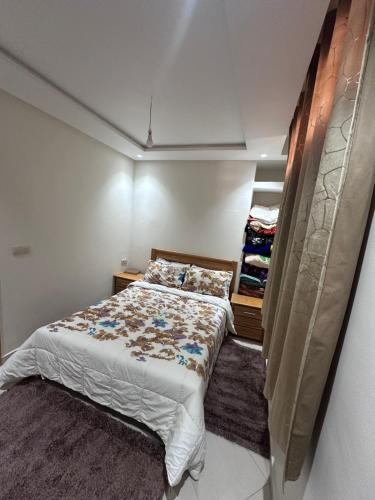 Ένα ή περισσότερα κρεβάτια σε δωμάτιο στο جاليري المامونية بناية ب شقة 31 الداخلة أكادير