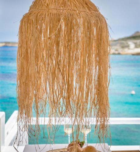 a straw basket with the ocean in the background at Captain Zeppos in Pollonia