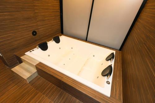 Ένα μπάνιο στο Two-Bedroom Executive Suite-Casa Pardo 4-7